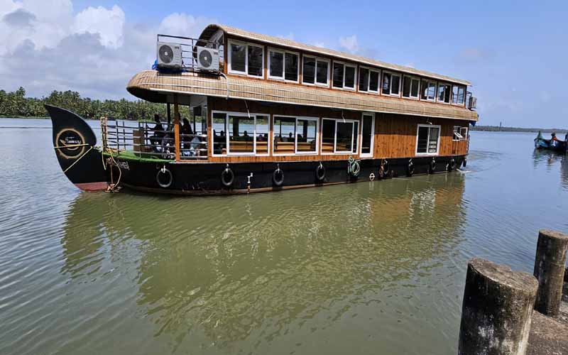 Premium Houseboat Nileshwar Images